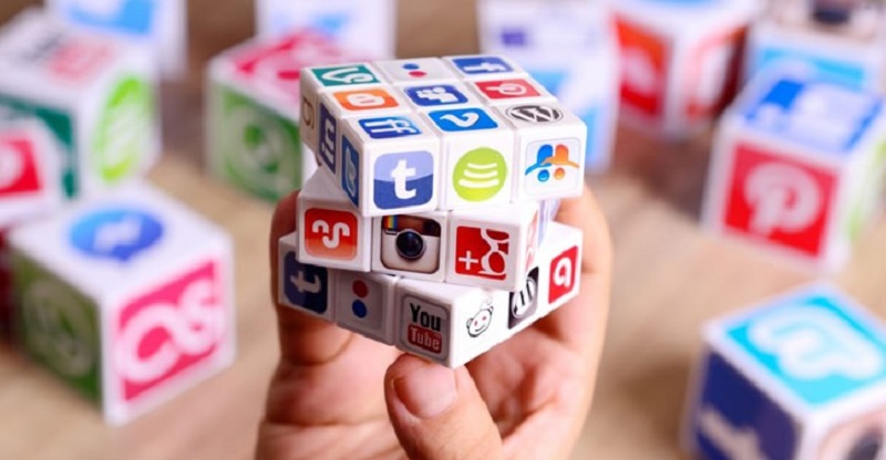 Social media là những phương tiện truyền thông xã hội được dùng để giao tiếp và chia sẻ các thông tin hữu ích